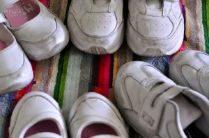 How to clean White School Shoes - Bring 