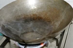 heat oil in wok 300x199 Beef Hor Fun   Flat Rice Noodle Stir Fry with Beef in Dark Sauce