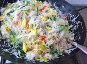 toss 300x223 White Bee hoon with Vegetables & Egg