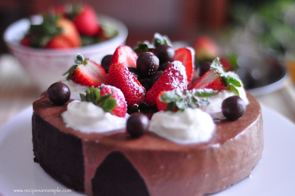 Moist Dark Chocolate Cake with QUICK Decoration