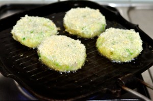 aloo tikki burger fry patties 300x199 Aloo Tikki Burger   Potato Patties Burger Under 30 Minutes