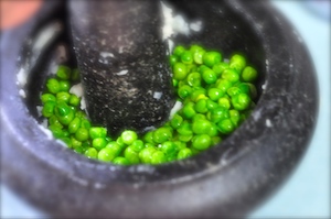 aloo tikki burger - mash green peas