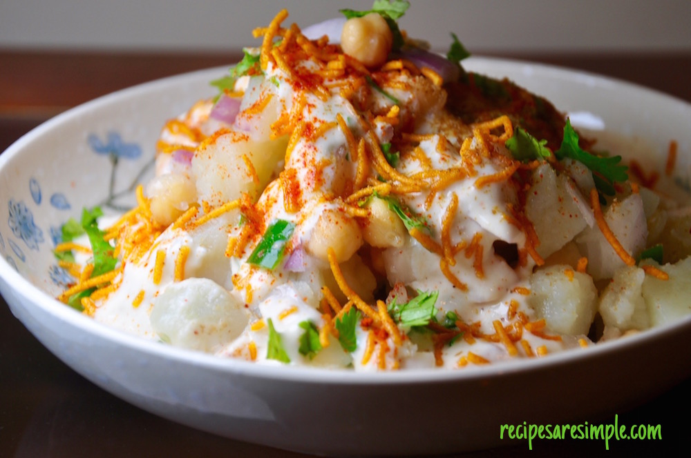 dahi aloo chana chaat recipe Dahi Aloo Chana Chaat | Chickpeas and Potato Yoghurt Salad