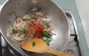 varutharacha kadala curry add coriander pwder and chilli powder 300x188 Varutharacha Kadala Curry  |  Black Chickpeas Curry with Ground Roasted Coconut
