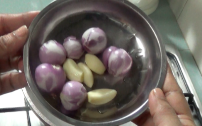 varutharacha kadala curry - shallots and garlic