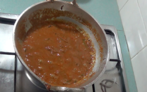 varutharacha kadala curry - simmering
