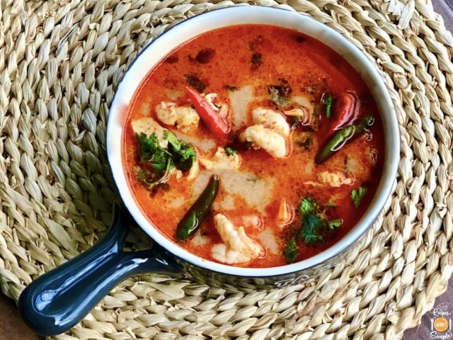 Creamy Tom Yum Soup with Chicken and Prawns | ต้มยำน้ำใส - Recipes are ...